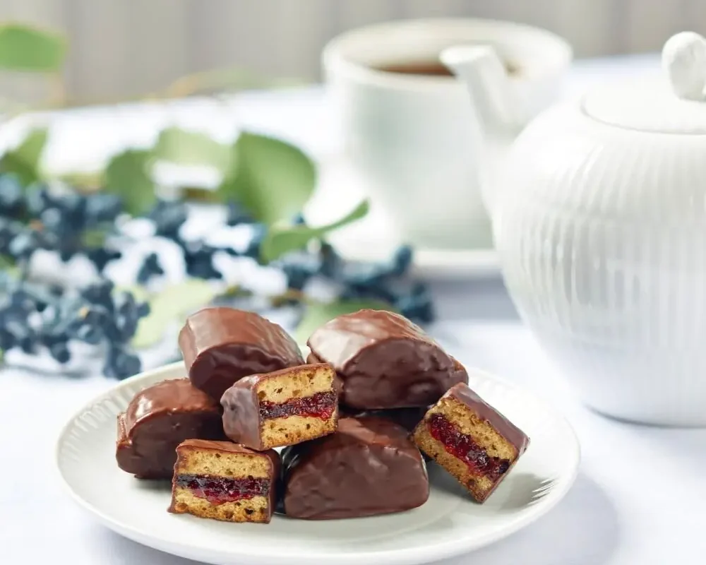 Honig-Pfefferkuchenspitzen mit Erdbeerfruchtfüllung